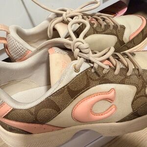 COACH C275 TECH RUNNER IN SIGNATURE CANVAS
Color: Khaki/ Light Pink
Size: 7.5